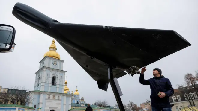 Чоловік оглядає виставлений як експонат на Михайлівській площі безпілотник шахед або ж герань-2