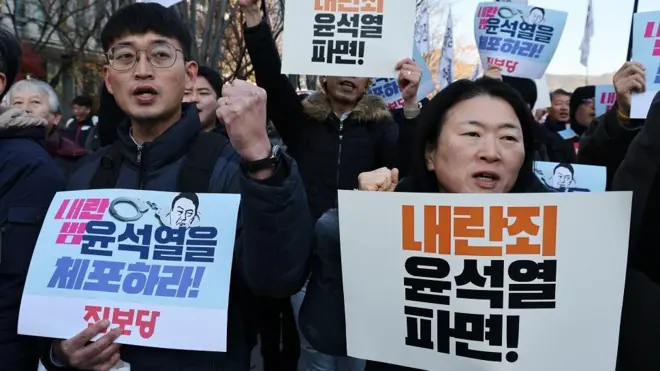 Demonstran Korsel di Seoul menuntut Presiden Yoon dimakzulkan dan ditangkap karena mencetuskan darurat militer.