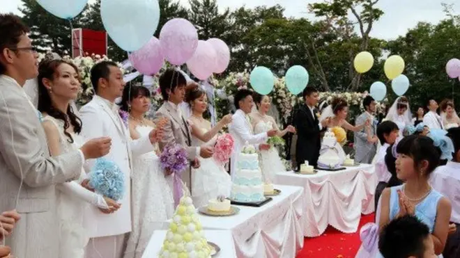 日本釜石市在东日本大地震后举行的一场集体婚礼（3/7/2011）