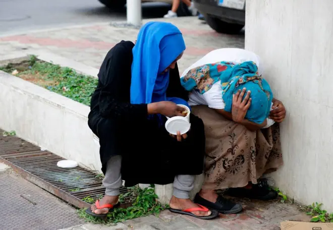 Laba dumar ah ayaa wajiyadooda qariyay Hazmiyeh, ee bariga Beirut, June 24, 2020.