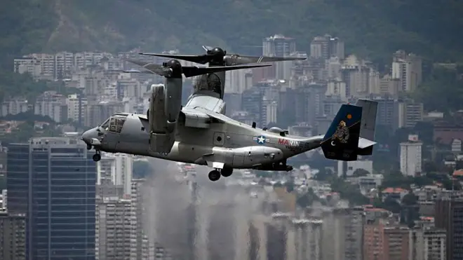 Un avión US Bell Boeing V-22 Osprey sobrevolando en Caracas