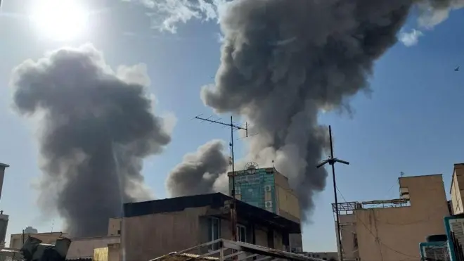 Umwotsi uzamuka hejuru y'inyubako i Tehran muri Irani