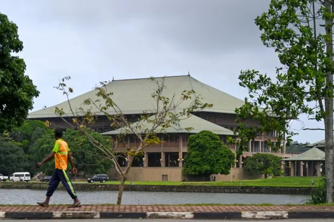 10 වන පාර්ලිමේන්තුවේ පළමු පාර්ලිමේන්තු සැසිවාරය අද ඇරඹේ. අද පෙරවරු 10ට පාර්ලිමේන්තුව රැස්වීමට නියමිත අතර පළමුව කථානායකවරයා තෝරා පත් කරගැනීමට නියමිතය.