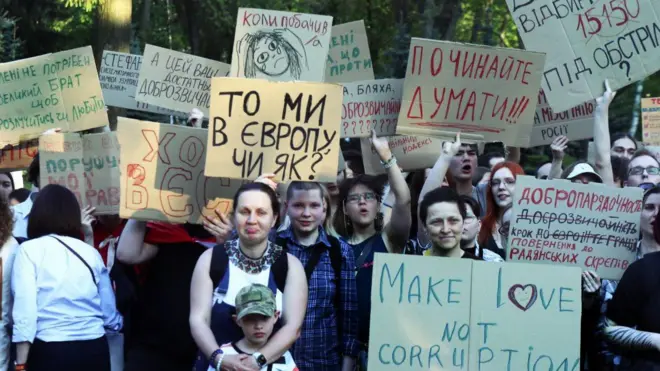Учасники протесту проти ухвалення Цивільного кодексу тримають картонкові гасла. 