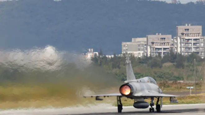 طائرة مقاتلة من طراز ميراج 2000 تابعة لسلاح الجو التايواني تستعد للإقلاع من داخل قاعدة هسينتشو الجوية في تايوان، 29 ديسمبر 2025