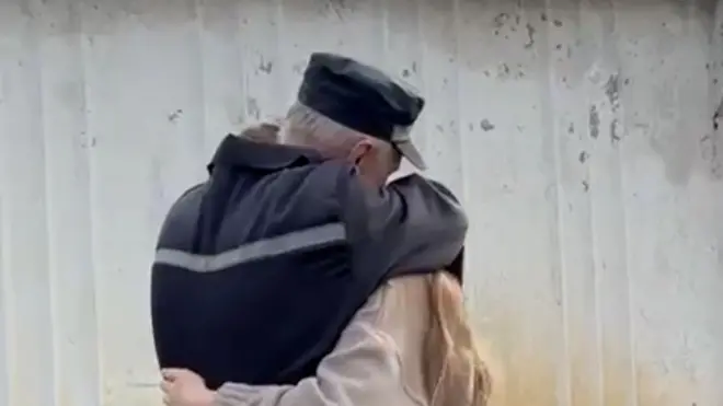 Алексей Москалев встретился с дочкой Машей после освобождения из колонии.