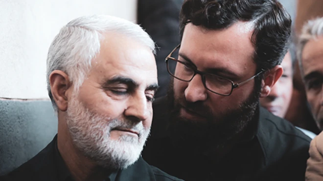 احسان محمدحسنی (راست) در حال صحبت با قاسم سلیمانی