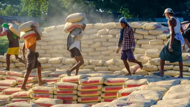 မန္တလေးတိုင်း၊ ဧရာဝတီမြစ်အနီးက ဆင်ခြေဖုံးရွာတစ်ခုမှာ ဘိလပ်မြေသယ်ယူနေတဲ့ မြင်ကွင်းတွေ (ပုံဟောင်း)