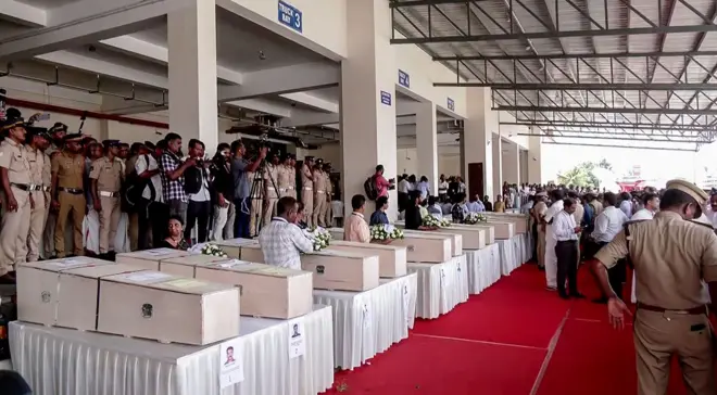 केरल के इरनाकुलम में पहुँचे कुवैत में मरे लोगों के शव