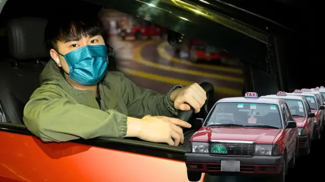香港计程车司机Longo在他工作的计程车内