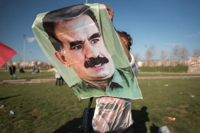 Diyarbakır'da bir kadın PKK lideri Öcalan'ın posterini tutuyor.