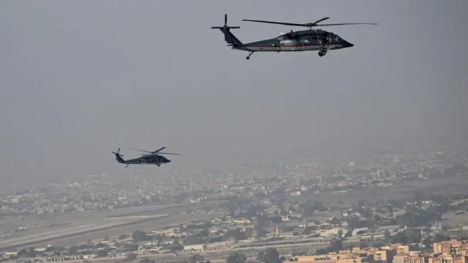 अमेरिकी ब्लैक हॉक हेलिकॉप्टर दिसंबर 2024 में बगदाद के ऊपर उड़ान भरते हुए