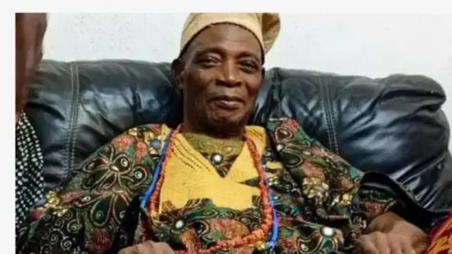 Olubadan ilẹ Ibadan, Ọba Rasidi Adewolu Ladoja, jokoo, o n rẹrin-in muṣẹ. O wọ agbada, de fila, o si fi ilẹkẹ oye sọrun