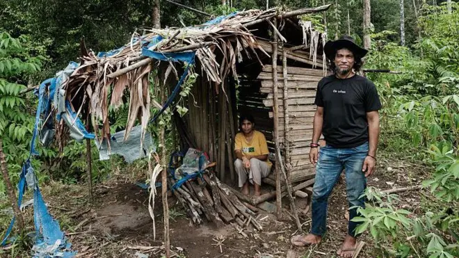 Bokum dan istrinya, Nawate, merupakan anggota suku asli OHongana Manyawa, di Halmahera Timur, Maluku Utara. Bokum punya pesan sederhana untuk para penambang nikel yang mengancam hutan tempat tinggalnya: "Ini tanah kami". 