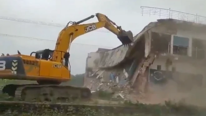 उत्तर प्रदेश सरकारनं मोईद खानच्या अनेक मालमत्ता पाडल्या होत्या