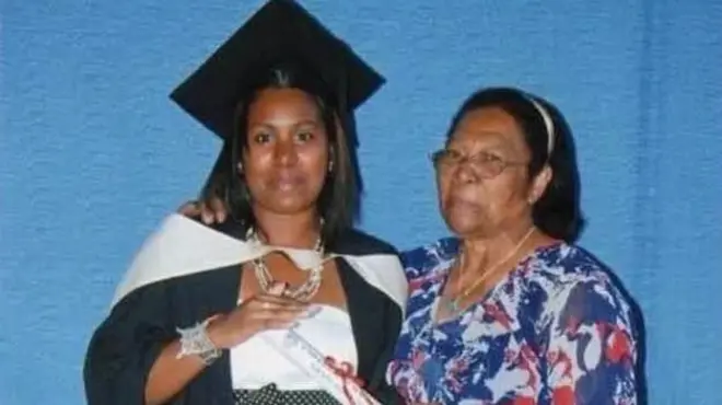 Une jeune femme lors d'une cérémonie de remise de diplômes avec sa grand-mère