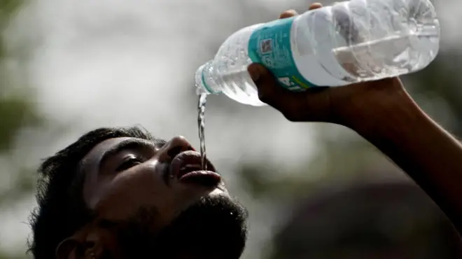 কলকাতা সহ পশ্চিমবঙ্গের অনেক জেলাতে জারী হয়েছে তাপপ্রবাহের সতর্কতা