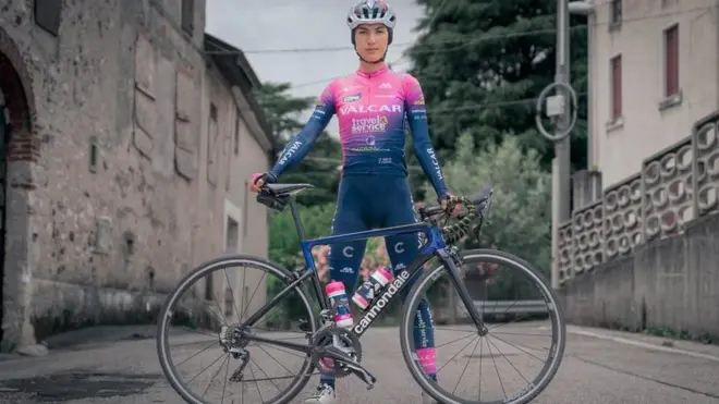 دوچرخه سوار در میان خیابان ایستاده