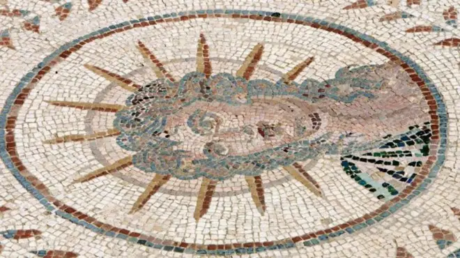 Mosaico mostra uma figura com tiarabet365 roulettesol