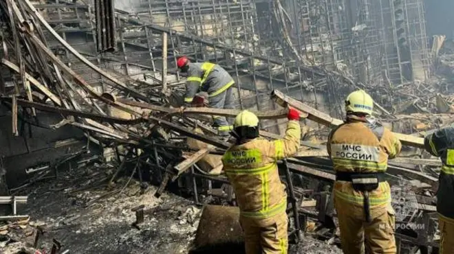 Yakılan konser salonundan geriye kalan metal yığınının içinde daha fazla ceset bulunmasından endişe ediliyor