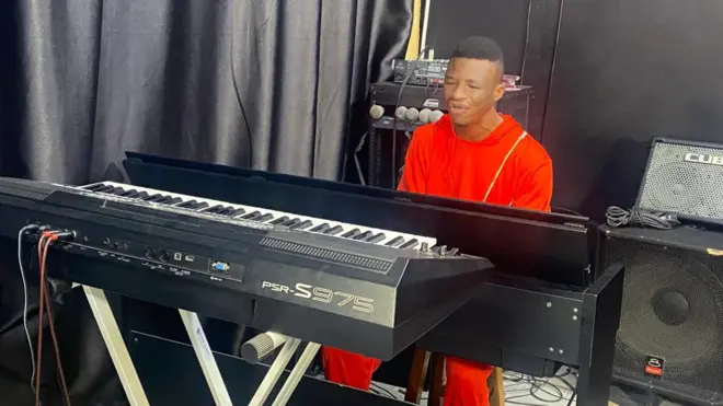DJ UD dey play piano