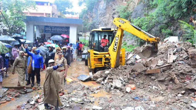 విజయవాడలో విరిగిపడిన కొండచరియలు 