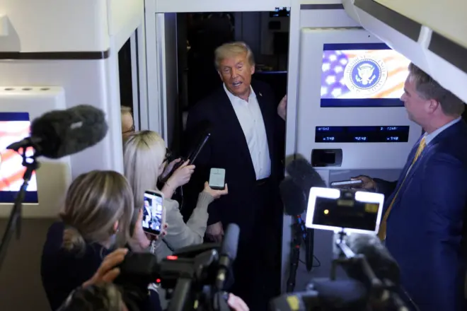 2025年10月13日,美國總統特朗普在參加關於結束加沙戰爭的世界領導人峰會後,在返回美國的途中乘坐「空軍一號」時向媒體發表講話