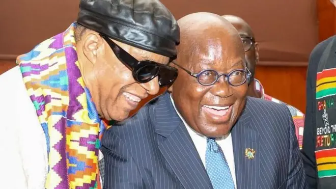 Stevie Wonder (i bubamfu) yahawe ubwenegihugu bwa Ghana n'umukuru w'ico gihugu Nana Akufo-Addo (i buryo)