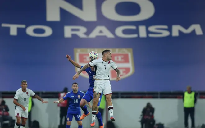 Dva fudbalera u skoku na fudbalskoj utakmici