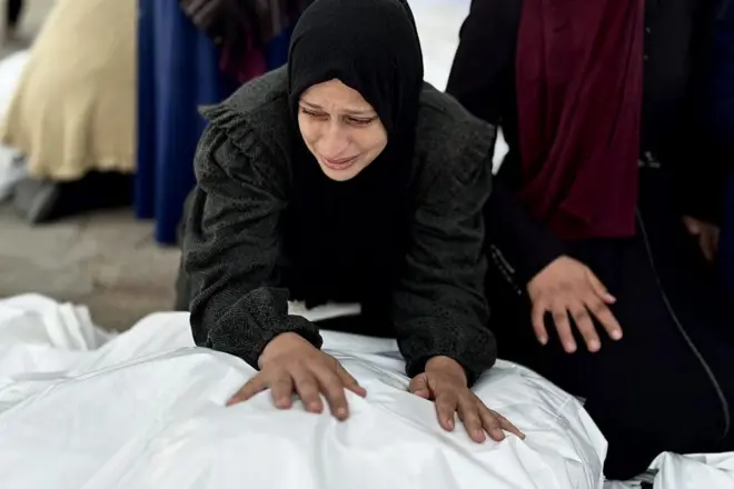 امرأة فلسطينية تبكي إلى جوار جثة قتيل