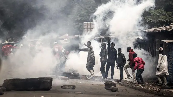 Des manifestants réagissent au milieu de nuages de gaz lacrymogènes tirés par des policiers kényans lors d'affrontements lors des manifestations de la journée de Saba Saba à Nairobi, le 7 juillet 2025.
