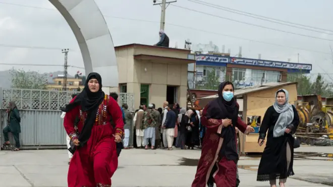 مادران هزاره در بیمارستانی در غرب کابل