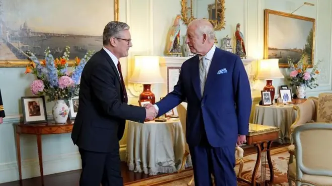 стармер и король карл III