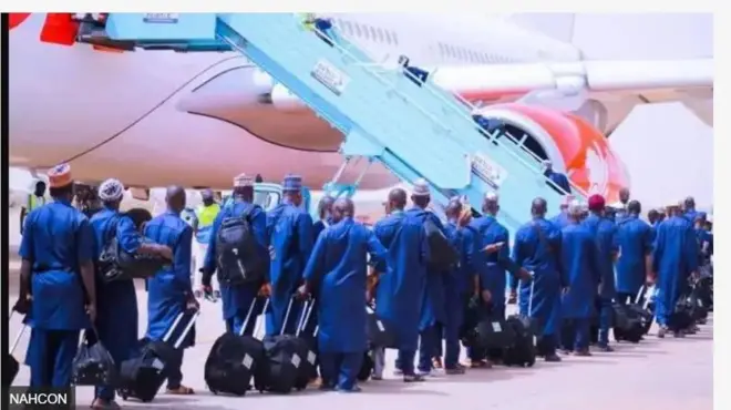 Aworan awọn arinrinajo Hajj to fẹ wọ baaluu.