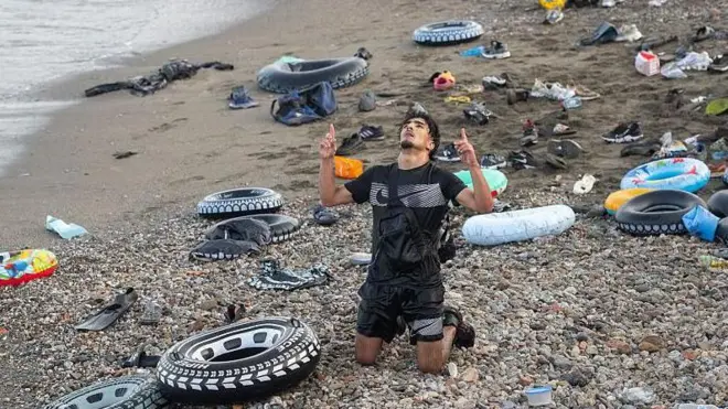 Migrantes y personas llegadas por vía marítima tras cruzar la frontera entre Marruecos y Ceuta, el 31 de julio de 2026, en Ceuta, España. En la imagen de ve un hombre arrodillado que parece estar agradeciéndole al cielo. 