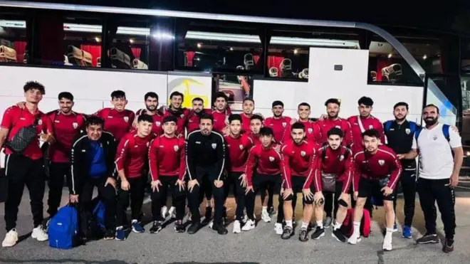 تیم ملی فوتبال افغانستان همراه با مربی کویتی خود