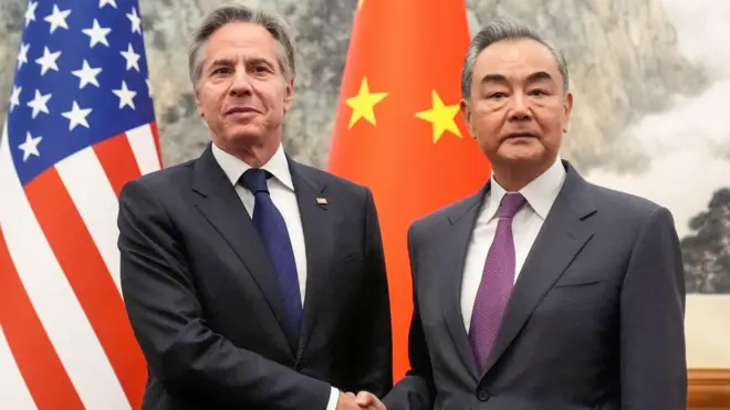 Wang Yi y Anthony Blinken en su encuentro en Pekín.