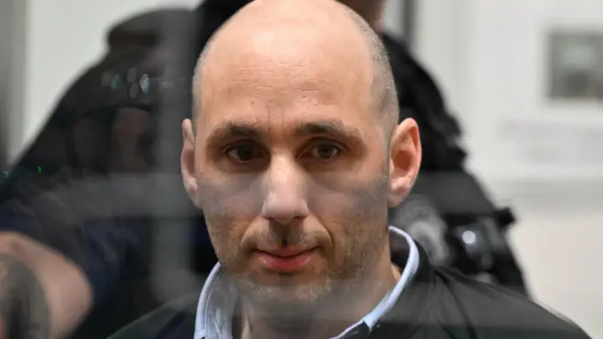 Седрик Жубилляр за стеклом в здании суда