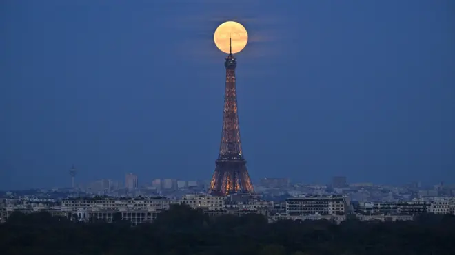 에펠탑 끝에 떠오르는 슈퍼문