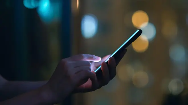 kadının elinde bir telefon