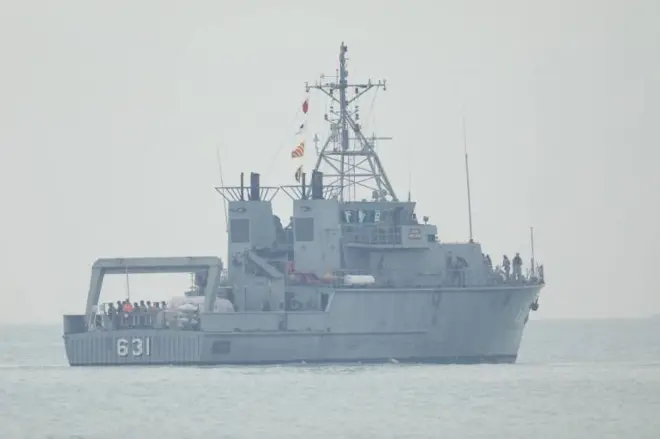 เรือหลวงบางระจัน เดินทางถึงจุดที่เรือหลวงสุโขทัยอับปาง เมื่อ 10.30 น. วันนี้ (23 ธ.ค.) เพื่อส่งยานสำรวจใต้นเถ่ายภาพตัวเรือ 