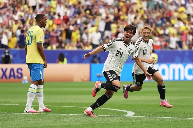  Kaishu Sano comemora com Ritsu Doan após marcar o primeiro gol da equipe