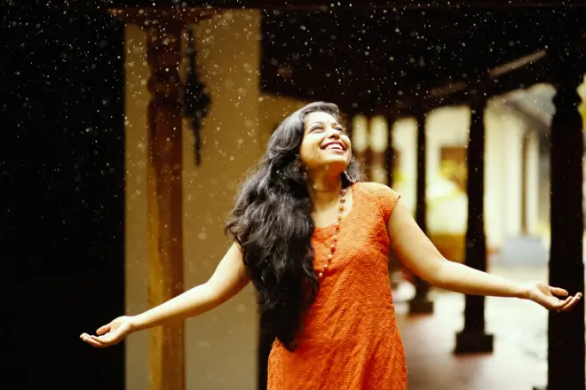 నవ్వుతున్న మహిళ 