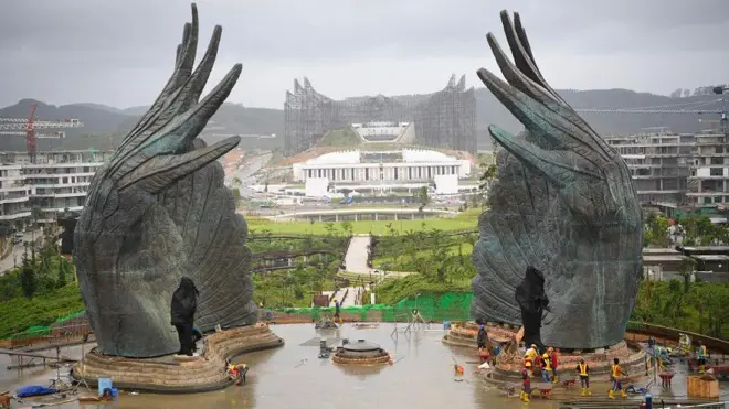 Sejumlah pekerja menyelesaikan pembangunan proyek Memorial Park di IKN, Penajam Paser Utara, Kalimantan Timur, Rabu (7/8/2024).