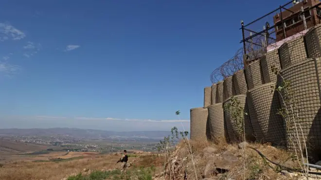 صورة لنقطة مراقبة لبنانية في منطقة حدودية بين سوريا ولبنان.