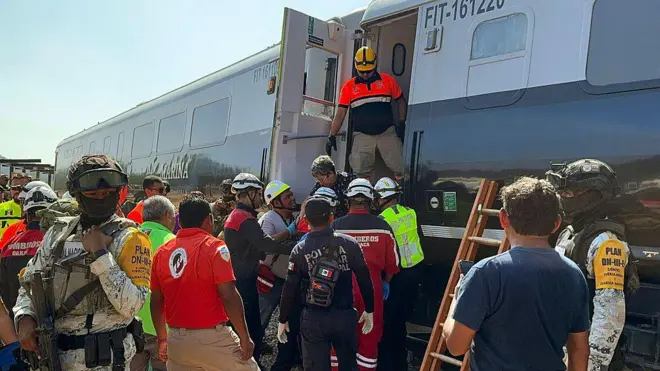 Los equipos de rescate se encuentran en el lugar del descarrilamiento del tren en Oaxaca.