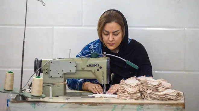 Una mujer iraní trabaja como costurera en una fábrica de lencería en Teherán.