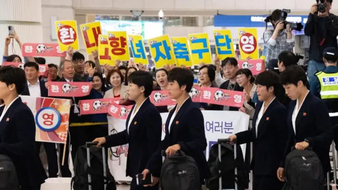 북한 내고향여자축구단 선수들이 아시아축구연맹(AFC) 여자 챔피언스리그 준결승전을 치르기 위해 2026년 5월 17일 대한민국 인천국제공항을 통해 입국하고 있다 