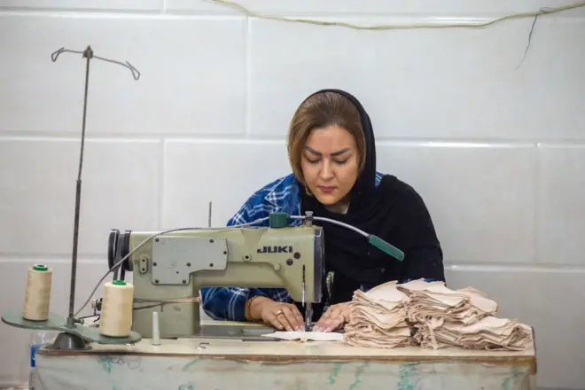 Uma mulher iraniana trabalhando como costureirabrabet apostasuma fábricabrabet apostaslingeriebrabet apostasTeerã