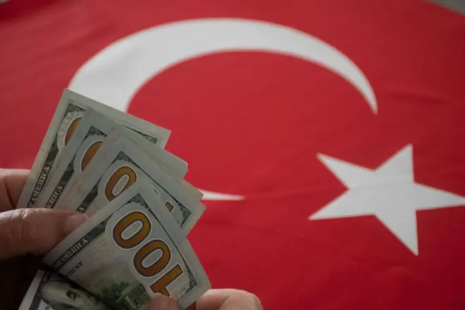 Dolar ve Türk bayrağı